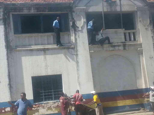 Police officers leave Central police station in Mombasa following an attack by suspected terrorists, September 10, 2016. /COURTESY