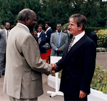 H.E. Mwai Kibaki, President of Kenya (2002 – 2013) and Patron of the Kenya Golf Union, welcoming Tobs, Chairman of the Kenya Golf Marketing Alliance (KGMA) at State House Nairobi on 24 April 2003.