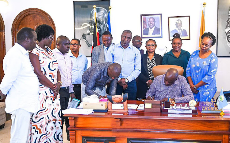Intergovernmental Relations Technical Committee chief executive officer Kipkirui Chepkwony and Kilifi Governor Gideon Mung'aro during the signing of the agreement for the handing over of Sh751.6 million assets previously owned by the national government in Kilifi on Wednesday
