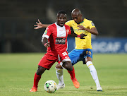 Mandela Ocansey of Horoya SC is challenged by Anele Ngcongca of Mamelodi Sundowns during the Caf Champions League match at the Lucas Moripe Stadium in Atteridgeville, west of Pretoria, on August 28 2018.   