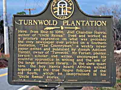 Here, from 1862 to 1866, Joel Chandler Harris, author of ´Uncle Remus´, lived and worked as a printer´s apprentice on what was probably the only newspaper ever printed on a Southern plantation,...