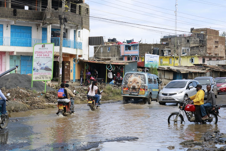 Motorists maneuver through flooded section of the newly tarmacked Kincar – Zebra – Airways road in Mavoko, Machakos County on May 6, 2024.