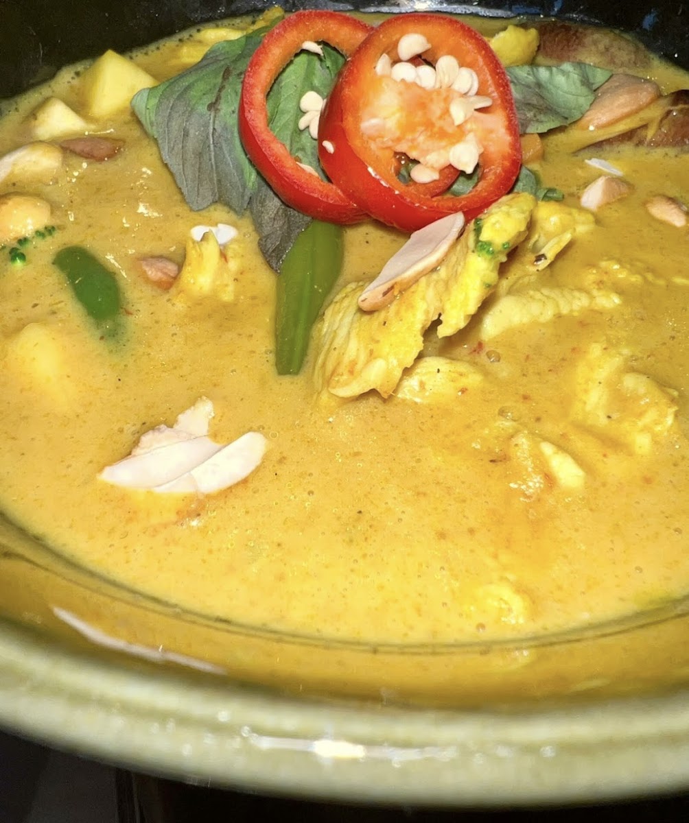 CARI GA Chicken Curry (GF) Simmered Prestige Farms Chicken Breast, Japanese Eggplant, Mango, Yams, Green Beans, Toasted Cashews, Yellow Coconut Curry Sauce