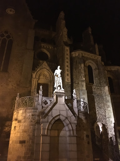 Statue de Jeanne d'Arc face au