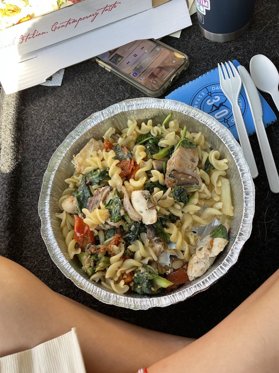 Custom Pasta: Fusili, Chicken, Broccoli, Mushrooms, Tomatoes, Spinach, Oil and Garlic