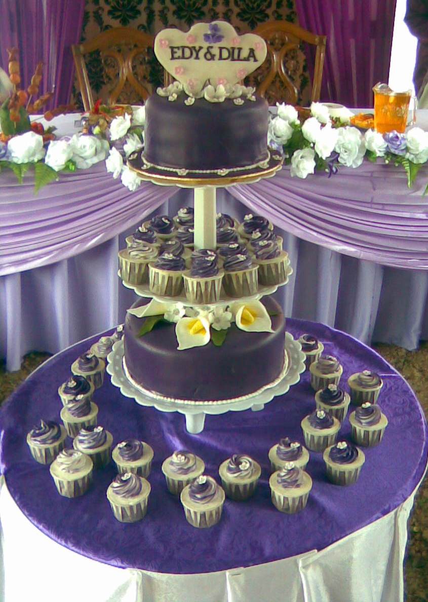 This wedding cake and cupcakes