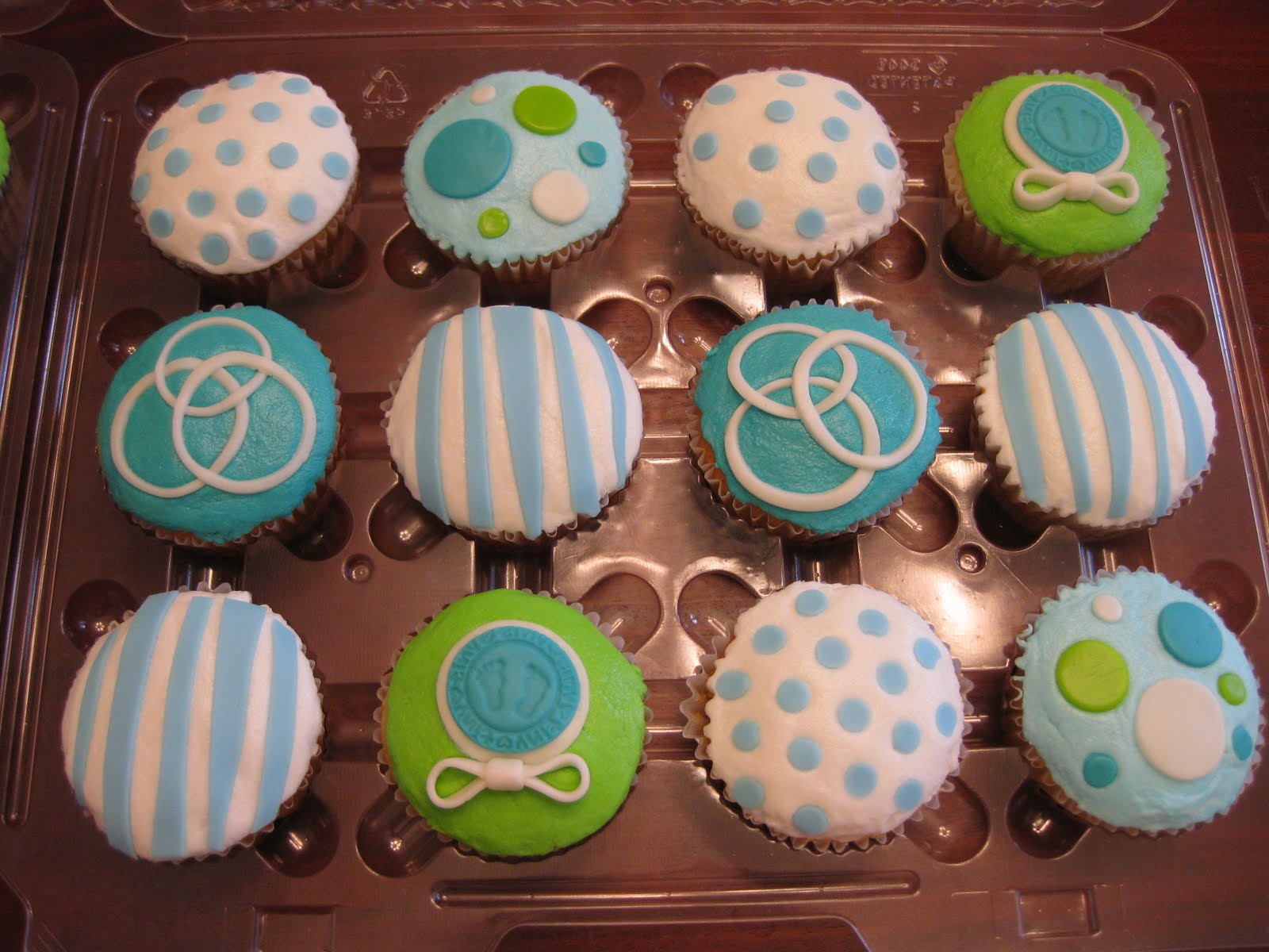 Baby Shower Cupcakes (Dots