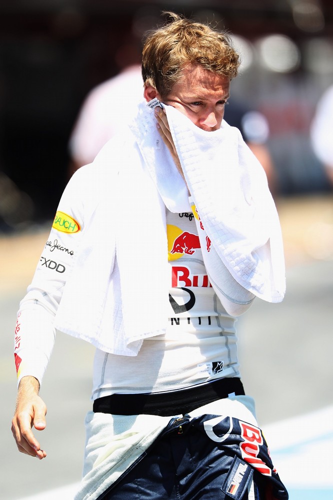 Себастьян Феттель вытирает лицо полотенцем перед Гран-при Испании 2011