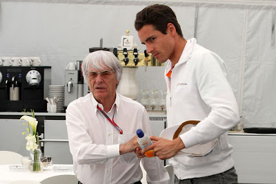 Берни Экклстоун и Адриан Сутиль присаживаются за столик на Гран-при Испании 2011