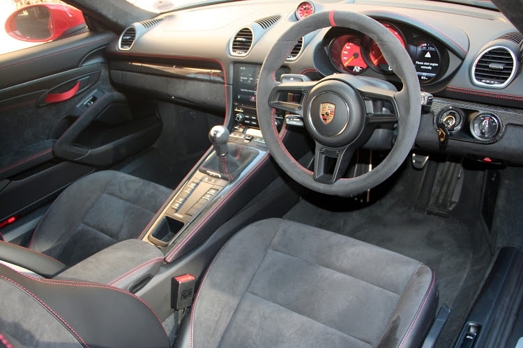 Alcantara trim and red accents liven up the interior of Cayman’s top model.