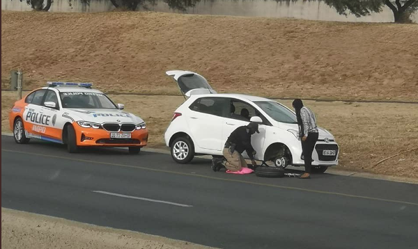 A picture of a JMPD officer changing a woman's tyre has gone viral.