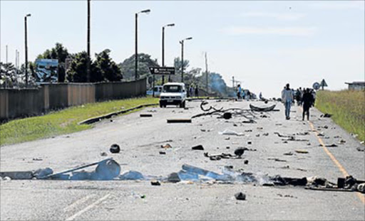 JANUARY 30, 2017 Residents from Potsdam blocked the road with rocks, tree branches, broken glass in protest over lack of services such as electricity. PICTURE ALAN EASON ©DAILY DISPATCH