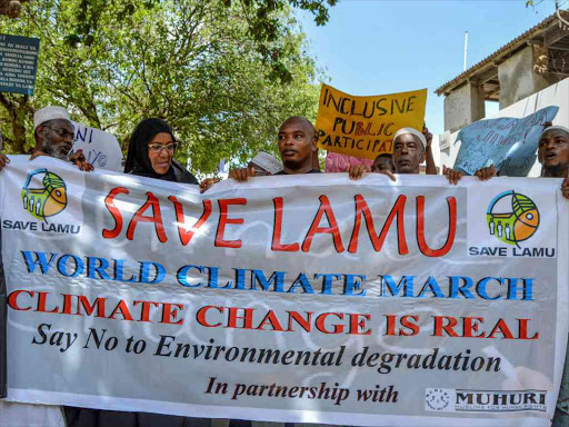 Walid Amed Ali (C) takes part in a demonstration against Kenyan government plans to build East Africa's first coal plant near the coastal town of Lamu, December 6, 2016. /REUTERS
