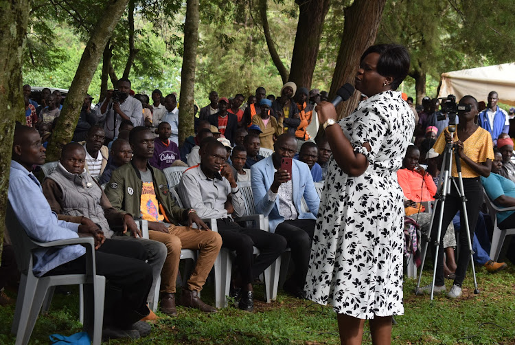 Governor Gladys Wanga speaks to farmers during sunflower seeds distribution at Rawinji chief's camp in Oyugis town on May 4,2024