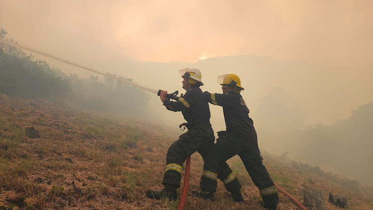 Firefighting continued on Thursday to keep the raging flames on the slopes of Simon’s Town away from properties. Only one derilict property has been damaged by the fire so far.