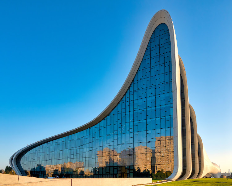 Heydar Aliyev building, Zaha Hadid.