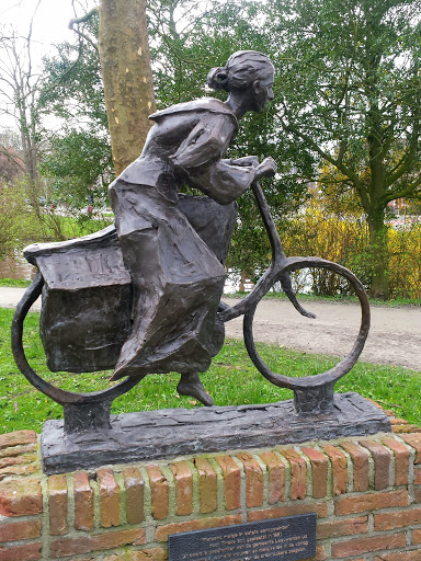 Leeuwarden, statue of girl on 