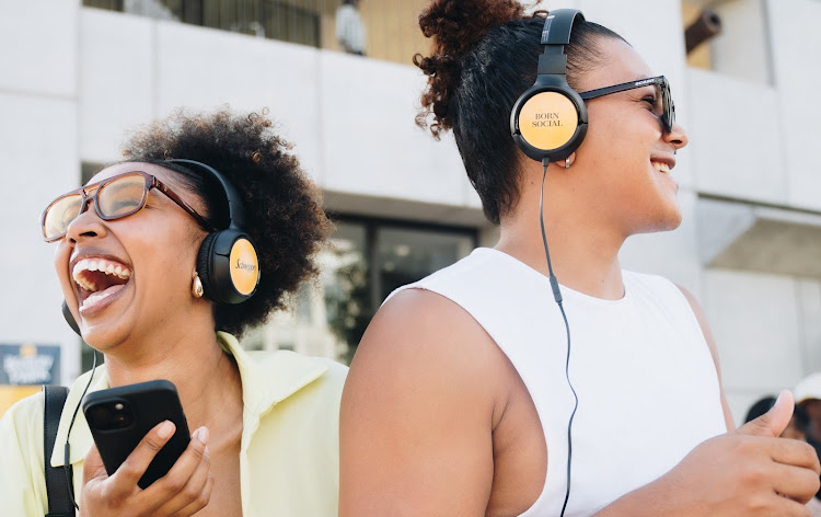 A pair of Schweppes fans enjoy 'The Social Sound', an immersive auditory experience that culminated in an exclusive concert in Cape Town.
