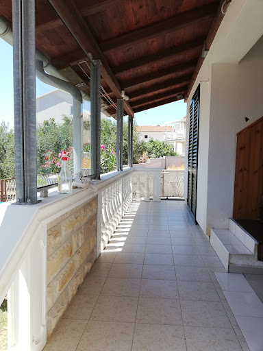 Side terrace