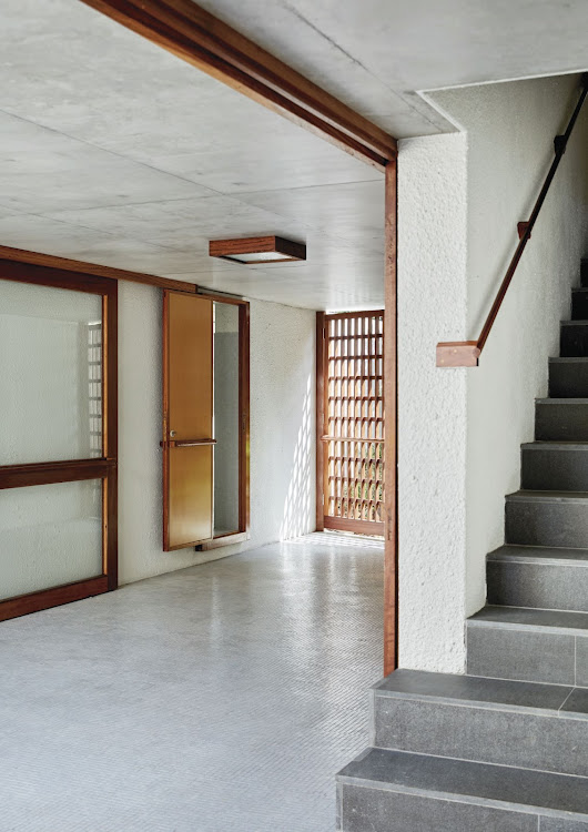 “I love that you can ‘sculpt’ with wood by using timber frames and panels of various thicknesses,” says Pienaar. The minimalist interiors of the home make the architectural use of wood throughout a form of subtle decoration. An especially lovely decorative element is the custom-designed screen at the rear of the house.