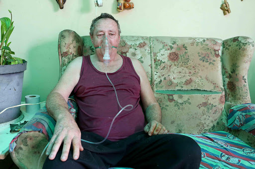 BREATH OF LIFE: Graham Wolff, a resident of Stoney Drift, said he battles to breathe when the tip is on fire and has to make use of an oxygen machine Picture: STEPHANIE LLOYD