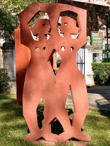 Escultura De Las Gemelas Rojas