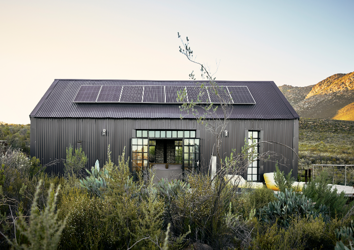 Suidster cabin runs entirely on solar energy. The solar panels blend into the dark tones chosen for the corrugated iron sheeting for the roof and cladding.