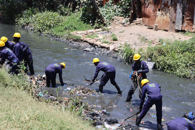 Members of Packaging Producer Responsibility Organisation (PAKPRO) cleaning a section of Nairobi Rivers.