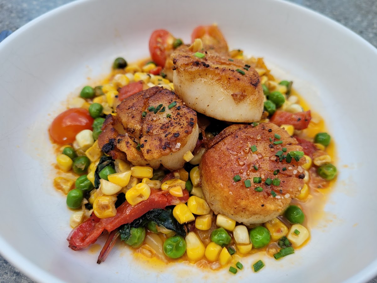 GF scallops & succotash