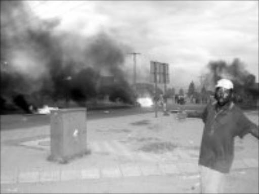 ANGRY: Residents blckade roads with rocks and fire. Pic. Boitumelo. Tshehle. © Sowetan.