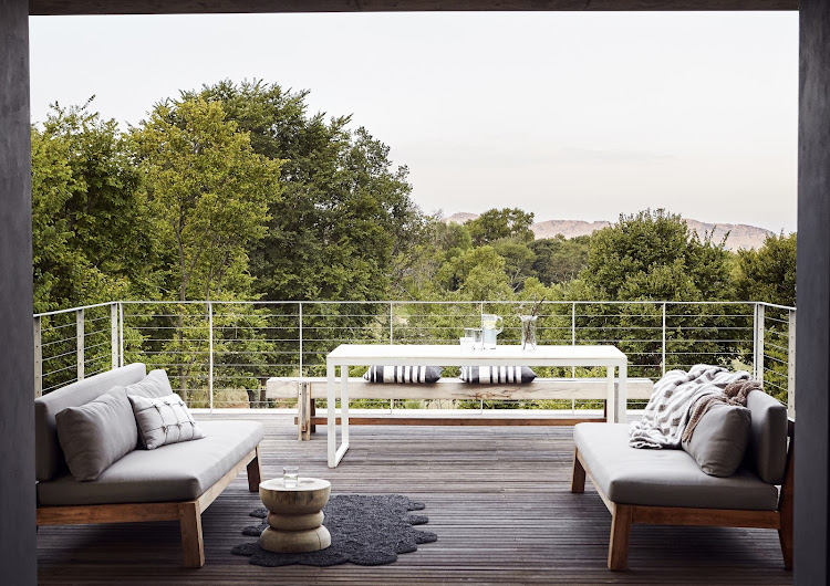 On the mountain-facing end of the top floor, stacking glass doors open on to a deck with a view that looks north towards the Magaliesberg.