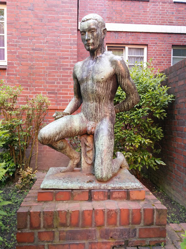 Kniender Man Statue