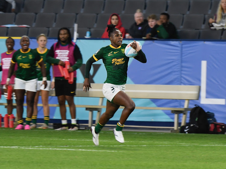 Ayanda Malinga streaks away to score the SA women's sevens team's only try in their defeat to New Zealand in Los Angeles
