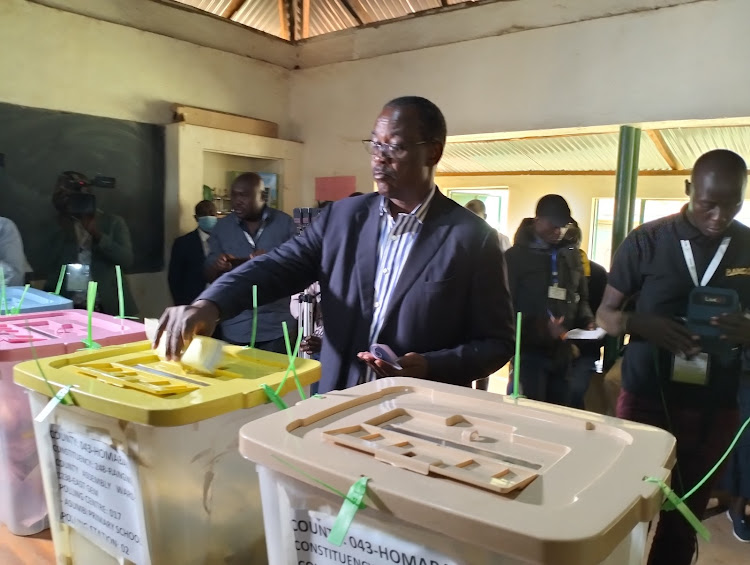 Homa Bay governor hopeful Evans Kidero votes at Asumbi Primary School in Rangwe constituency on Tuesday, August 9.