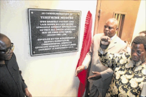 Fallen: Deputy Minister Ngoako Ramatlhodi, left, unveils the plaque in memory of slain leader Tshifhiwa Muofhe. With him is Chief Kennedy Tshivhase and Tshenuwani Farisani. Photo: Benson Ntlemo