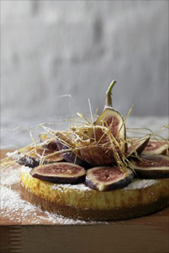 Baked cheesecake with figs.