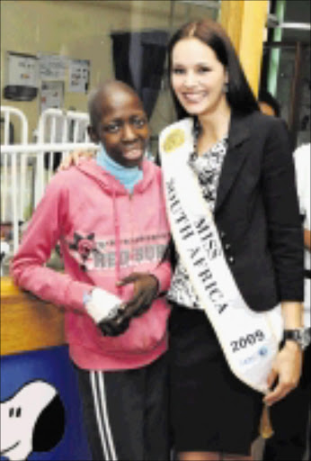 SPREADING HOPE: Miss SA Nicole Flint with cancer patient Lucy Mokgethe at the Chris Hani-Baragwanath Hospital in Soweto. PHOTO: VATHISWA RUSELO. Pic. 21/01/2010. © Sowetan. 21/01/2010 Miss SA Nicole Flint visited 18 year old cancer patient Lucy Mokgethe at Chris hani Baragwanath hospital in Soweto as part of Reach for a dream's initiative to make the dreams of terminally ill children come true. PHOTO: VATHISWA RUSELO.