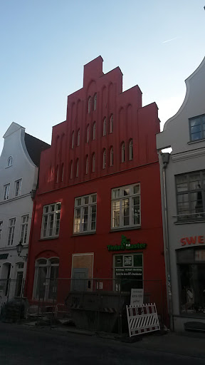 Hanseatische Fassade (mit Windturbine daneben) 