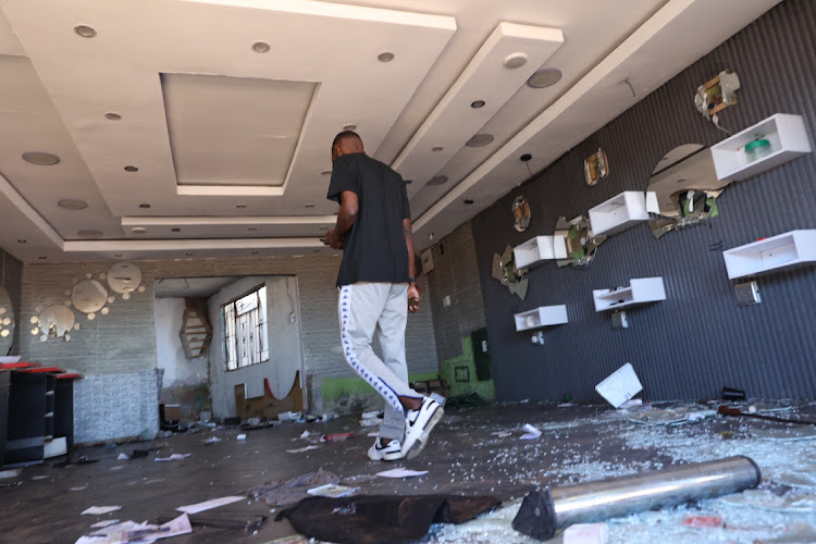 One of the prominent salons in Ratanda owned by Alex Mamillion was looted.