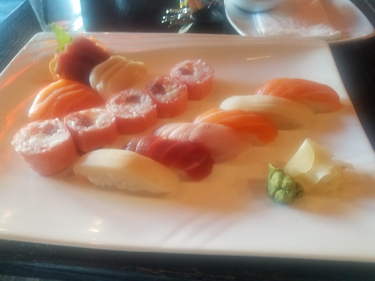 Sushi / sashimi combo plate