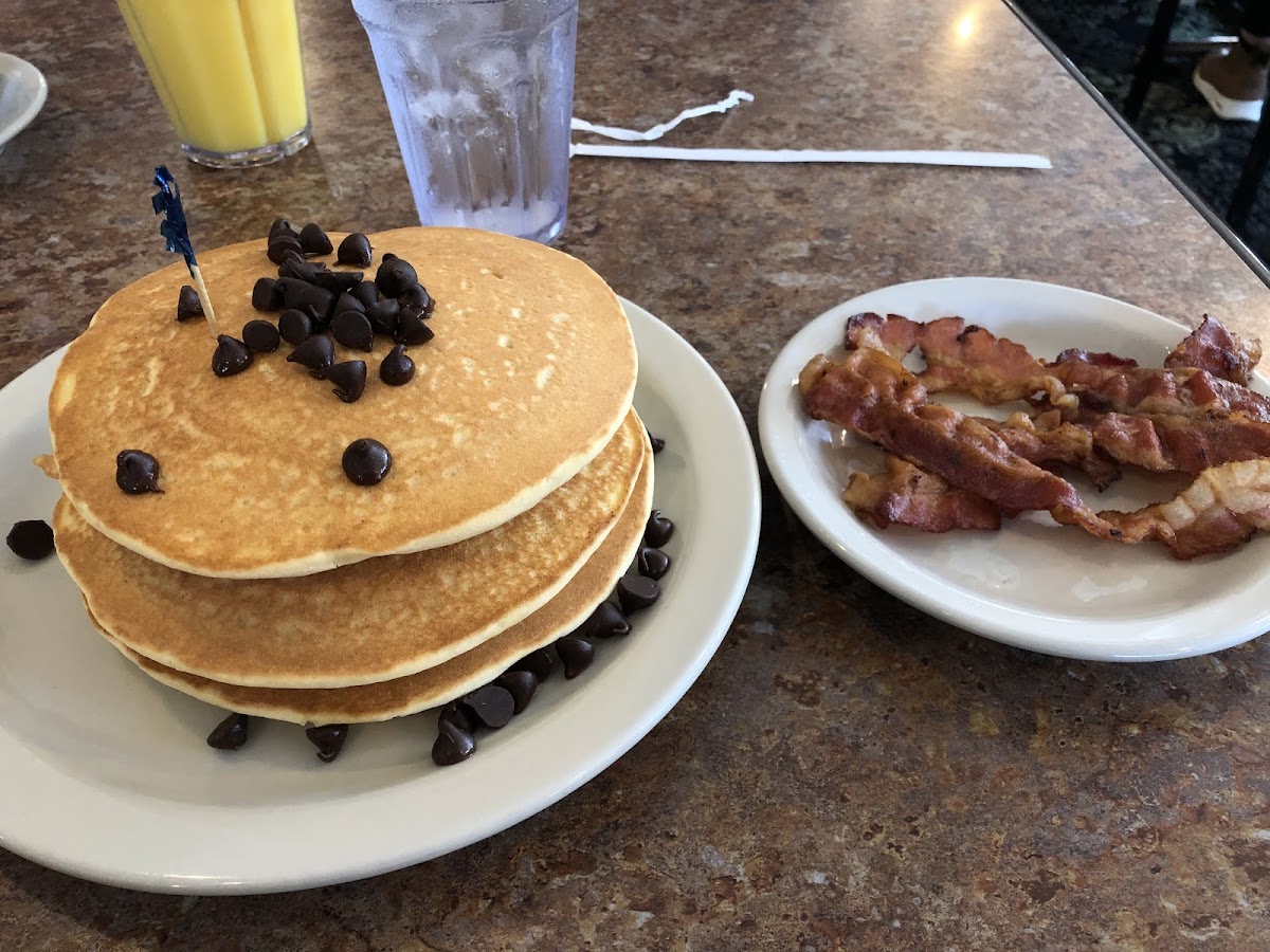 Chocolate chip pancakes and bacon