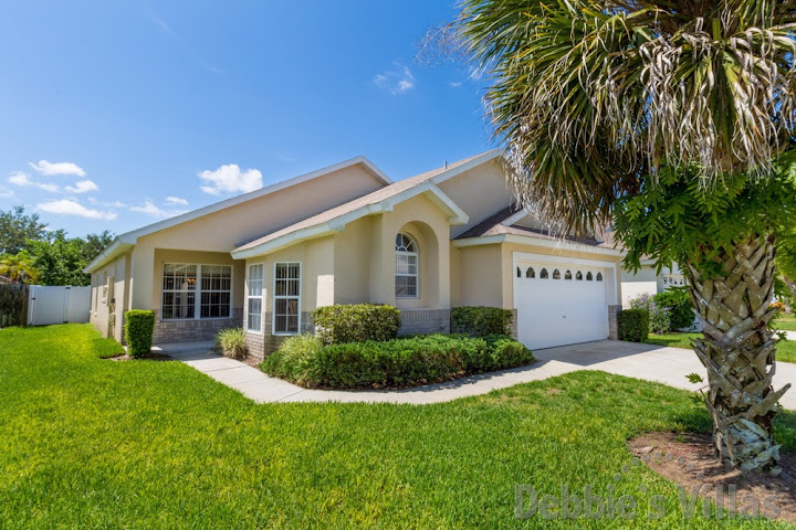 Orlando villa, close to Disney, Kissimmee community, games room, southeast-facing private pool