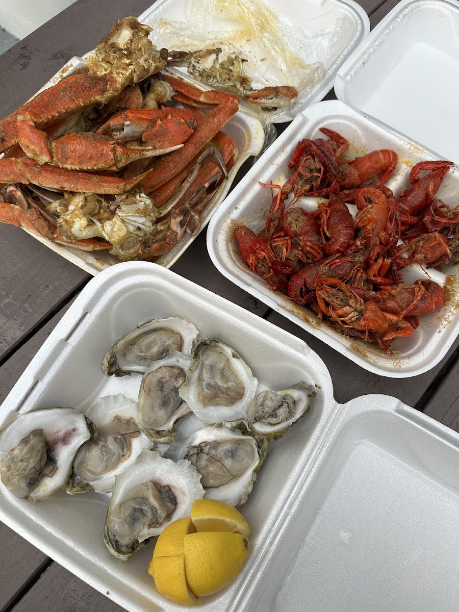 Steamed blue crab, snow crab, shrimp combo
Raw oysters
Steamed crawfish