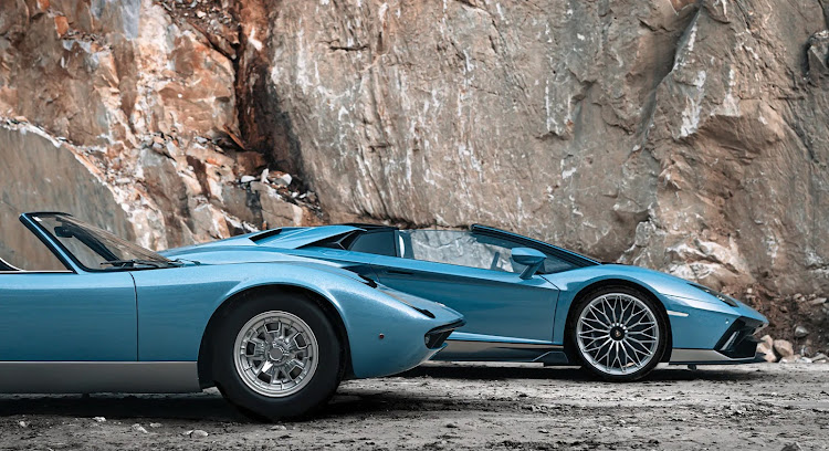 The rims in polished silver with black brake calipers are designed to mirror the Miura’s original silver rims.