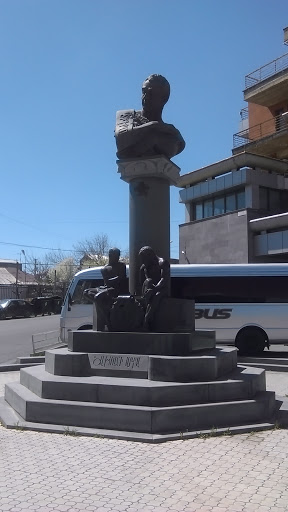 Памятник Тиграну Петросяну
