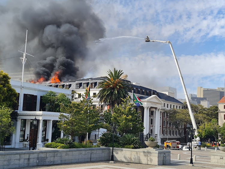 The fire at the parliament building in Cape Town flared up again on Monday afternoon.