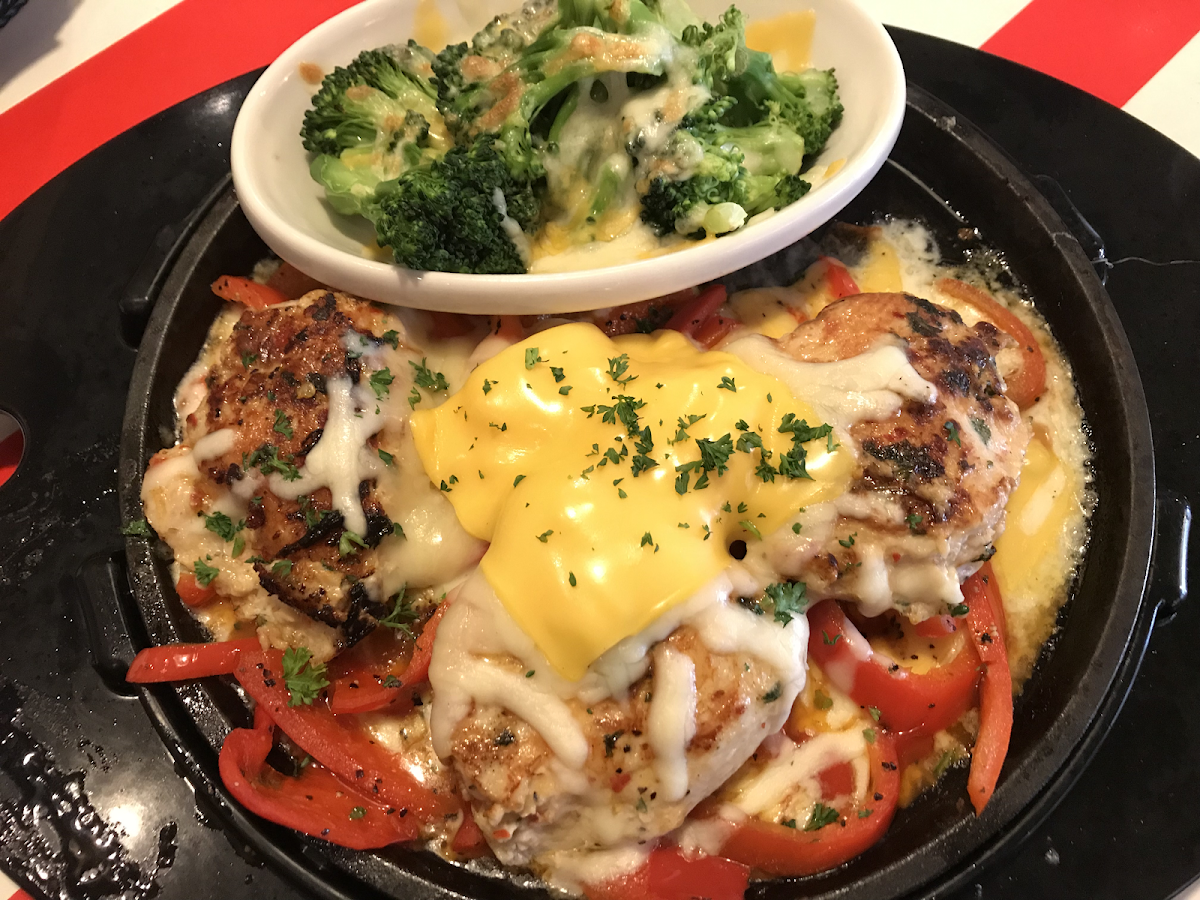 Sizzling chicken and cheese with broccoli and cheese