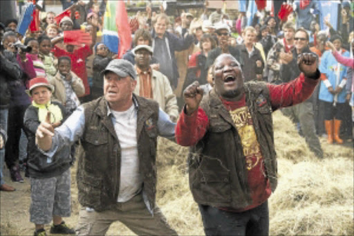 HILARIOUS: Funnymen Leon Schuster and Kenneth Nkosi in action in the movie 'Mad Buddies'.