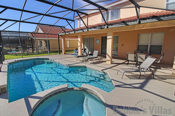 Easy access steps into the pool and spa on Solana