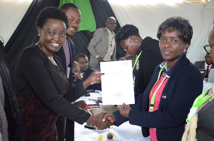 IEBC returning officer Beatrice Saki presents Kibra by election clearance form to Independent candidate Fridah Kerubo Kengara at the IEBC offices,Dagoretti North.